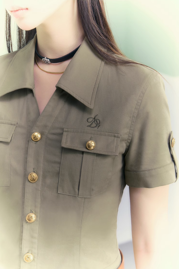 Safari-Style Utility Mini Dress: Olive Green Button-Down with Multi-Pocket Design and Logo Detail sneakershuborg