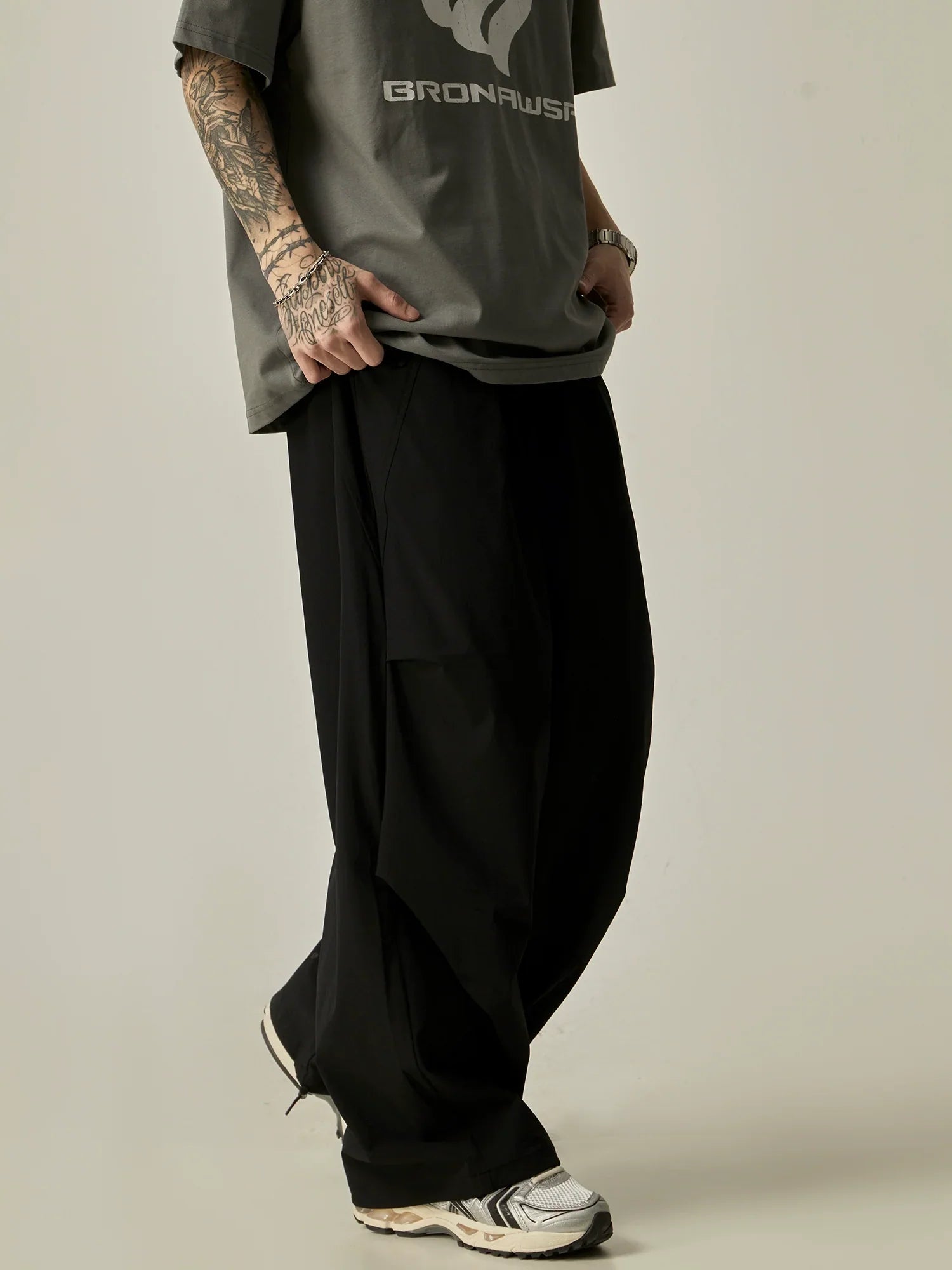 Wide-Leg Black Cargo Pants - Close-up View sneakershuborg