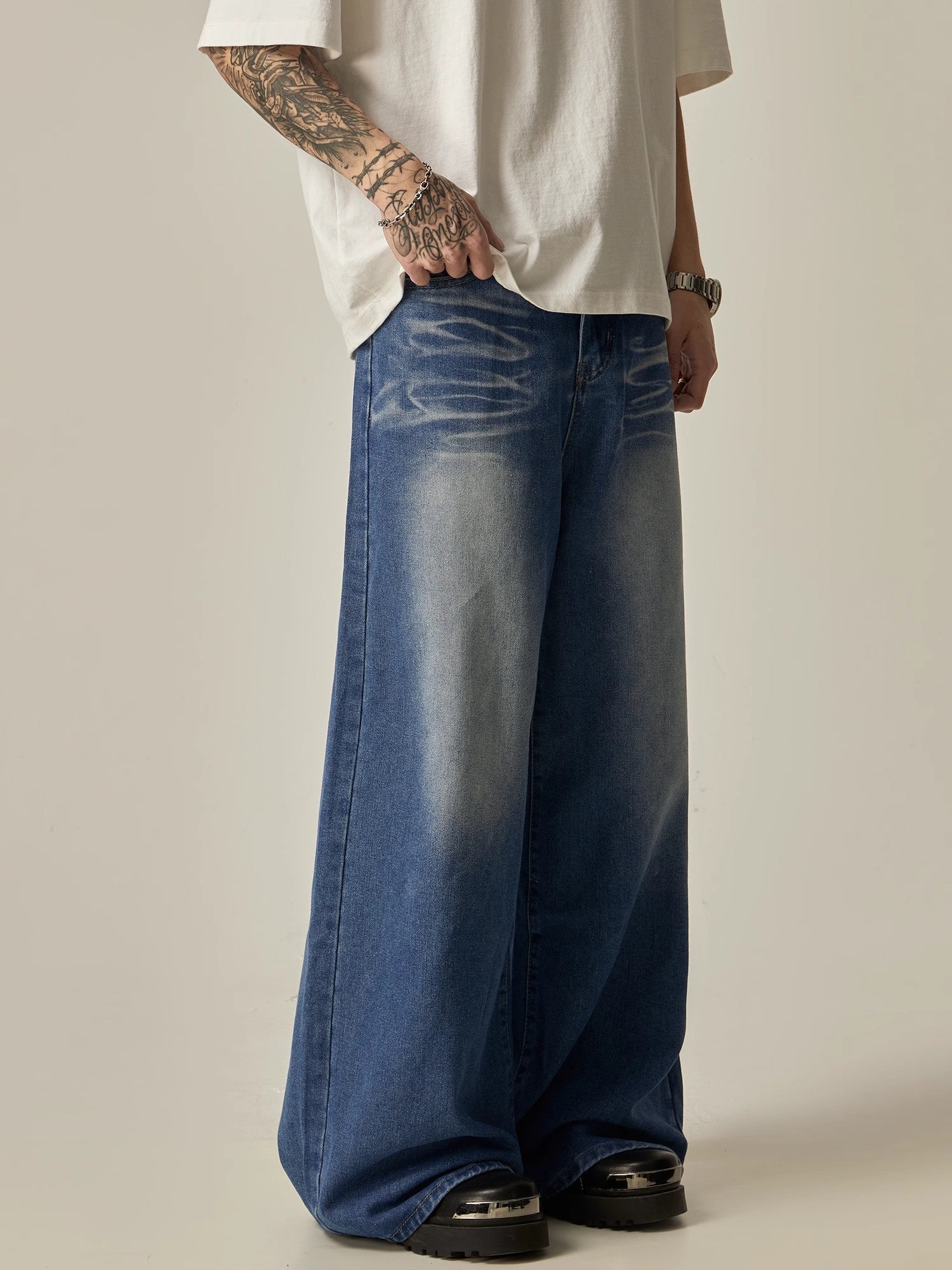 Wide-Leg Distressed Gradient Wash Denim Jeans sneakershuborg