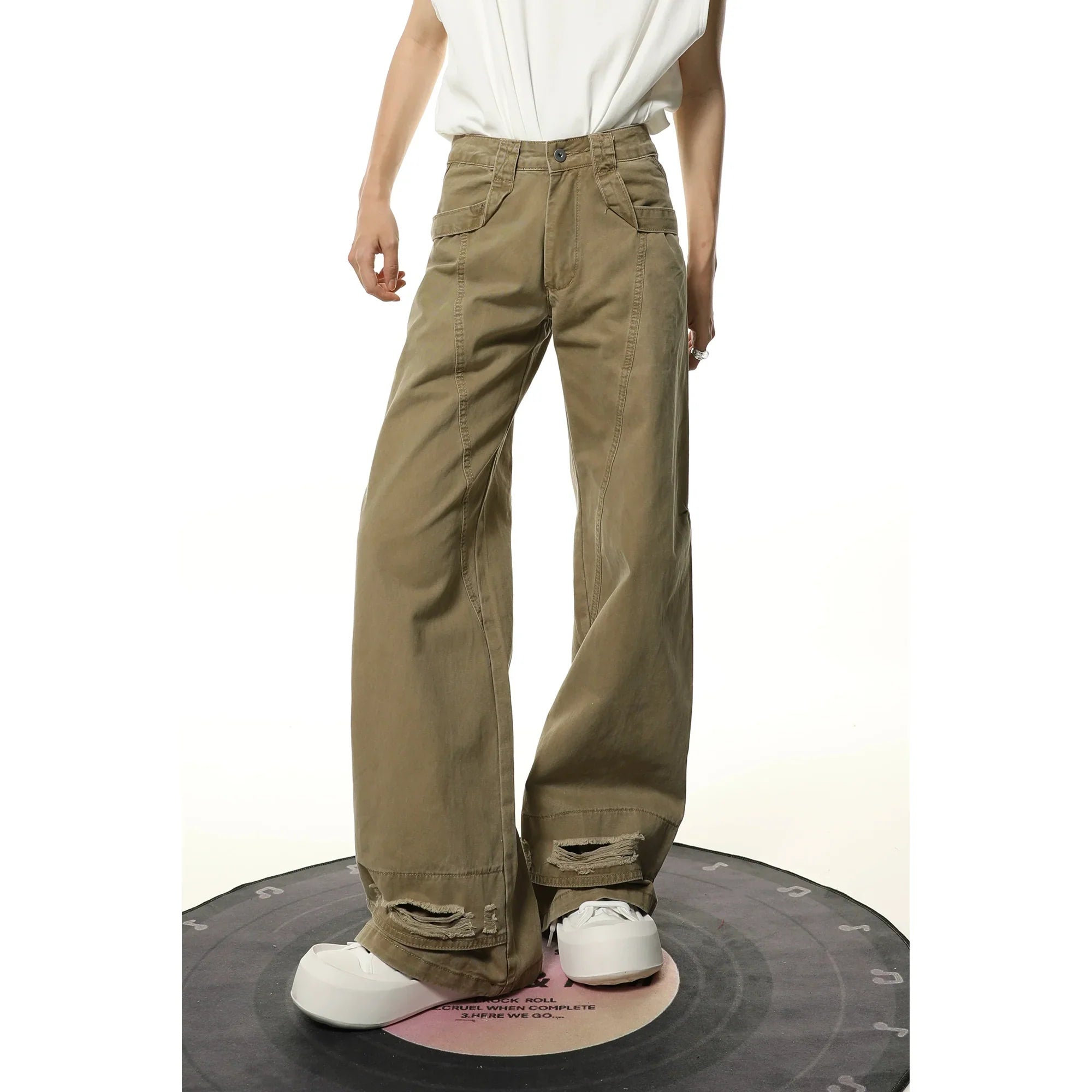 Wide-Leg Khaki Cargo Pants with Distressed Hem sneakershuborg