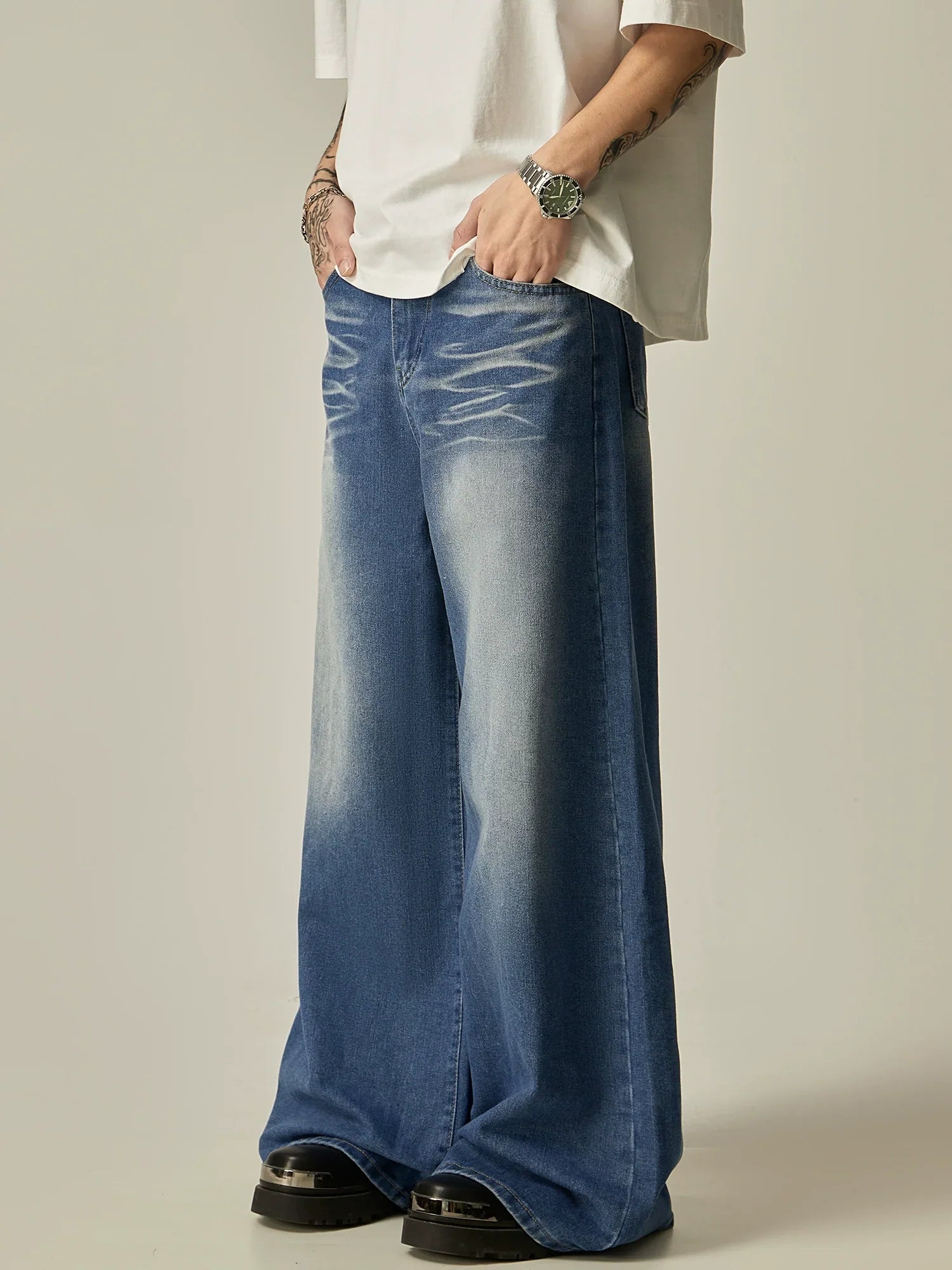 Wide-Leg Distressed Gradient Wash Denim Jeans sneakershuborg