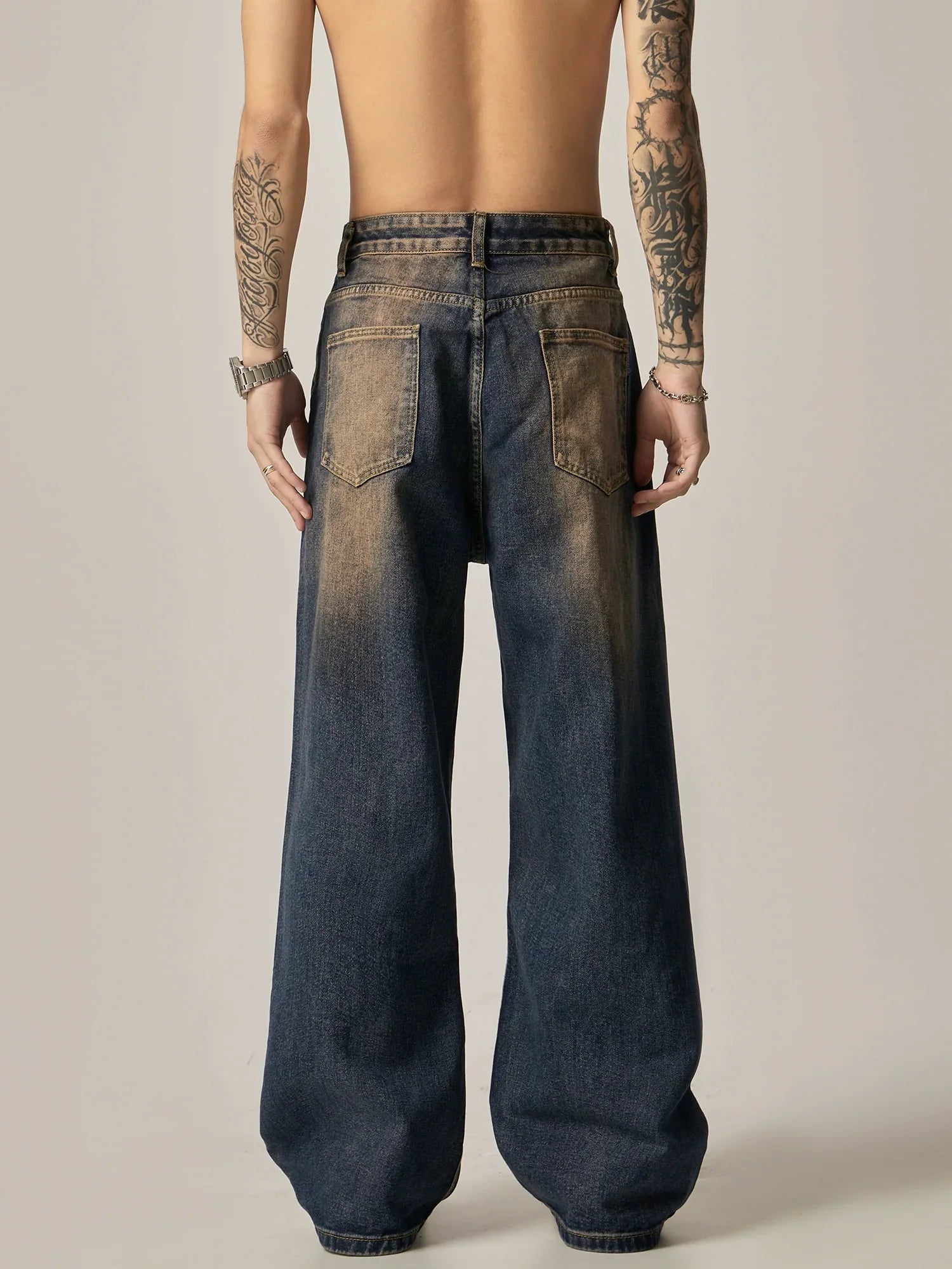 Wide-Leg Dark Denim Jeans with Star Studs sneakershuborg