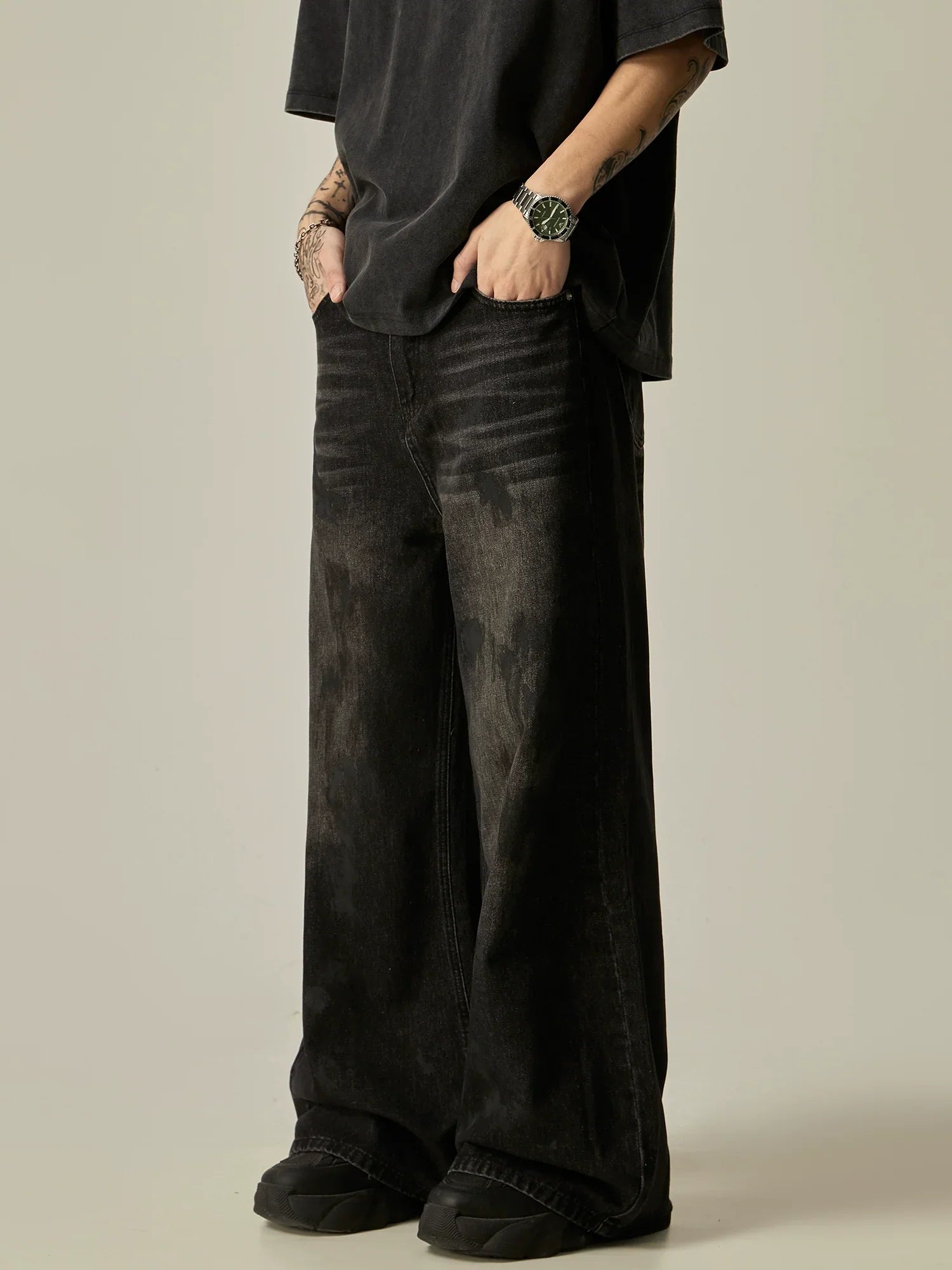 Wide-Leg Distressed Black Denim Jeans sneakershuborg