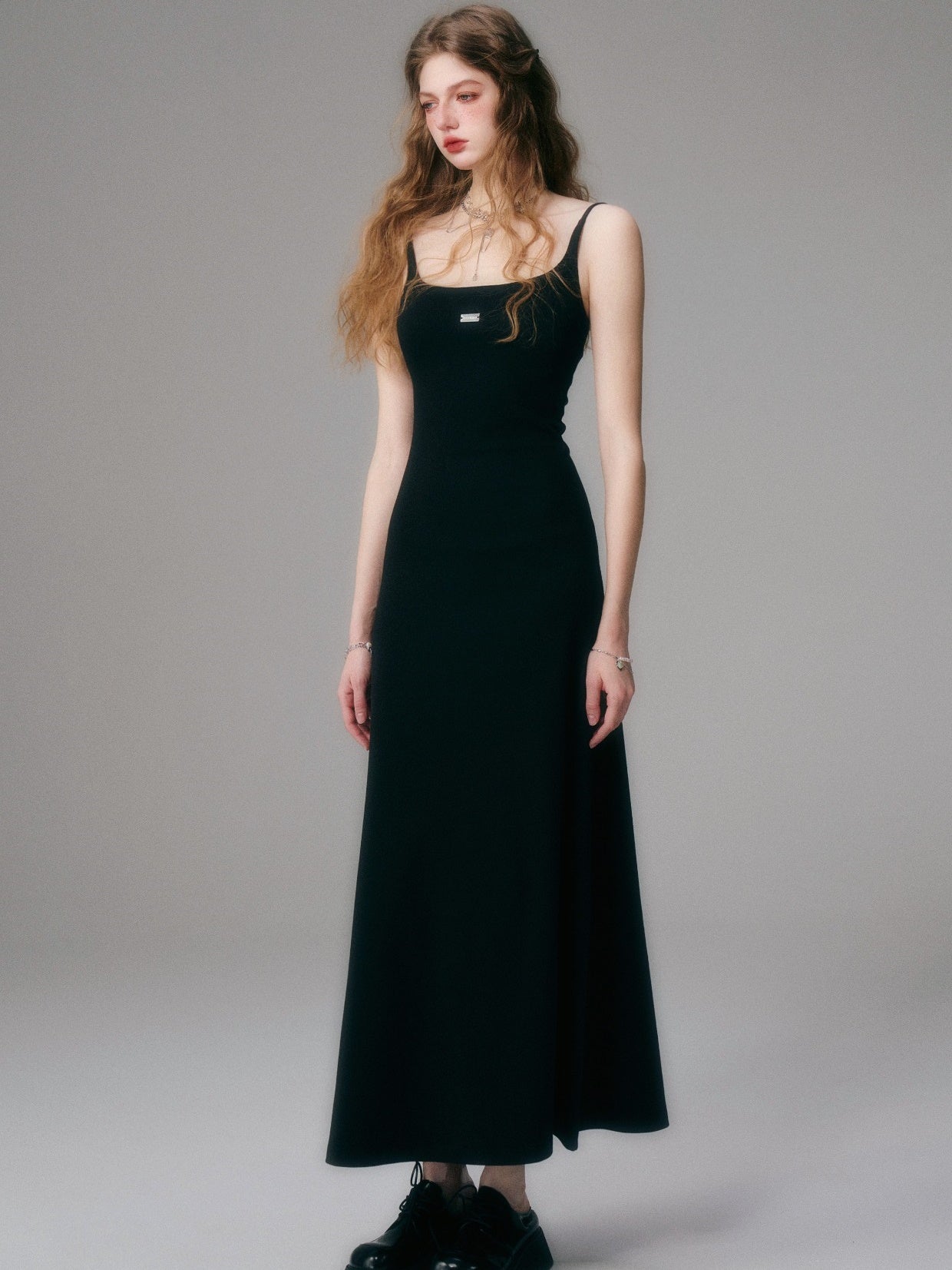 Sleek Noir Maxi Dress - sneakershuborg