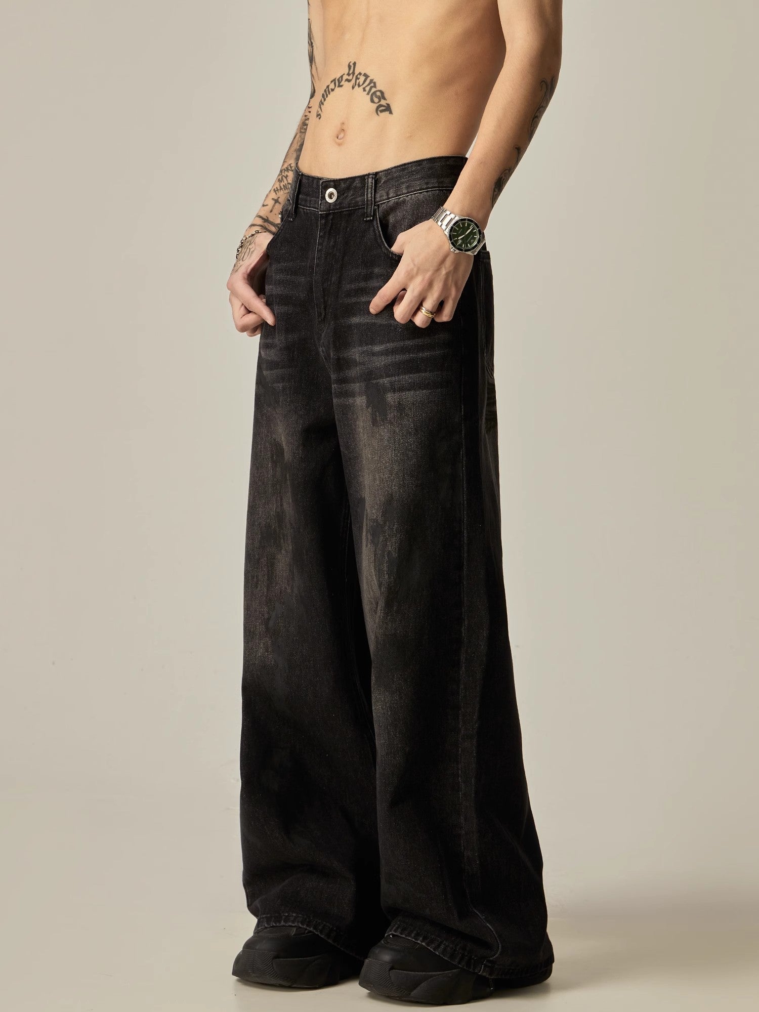 Wide-Leg Distressed Dark Wash Jeans sneakershuborg