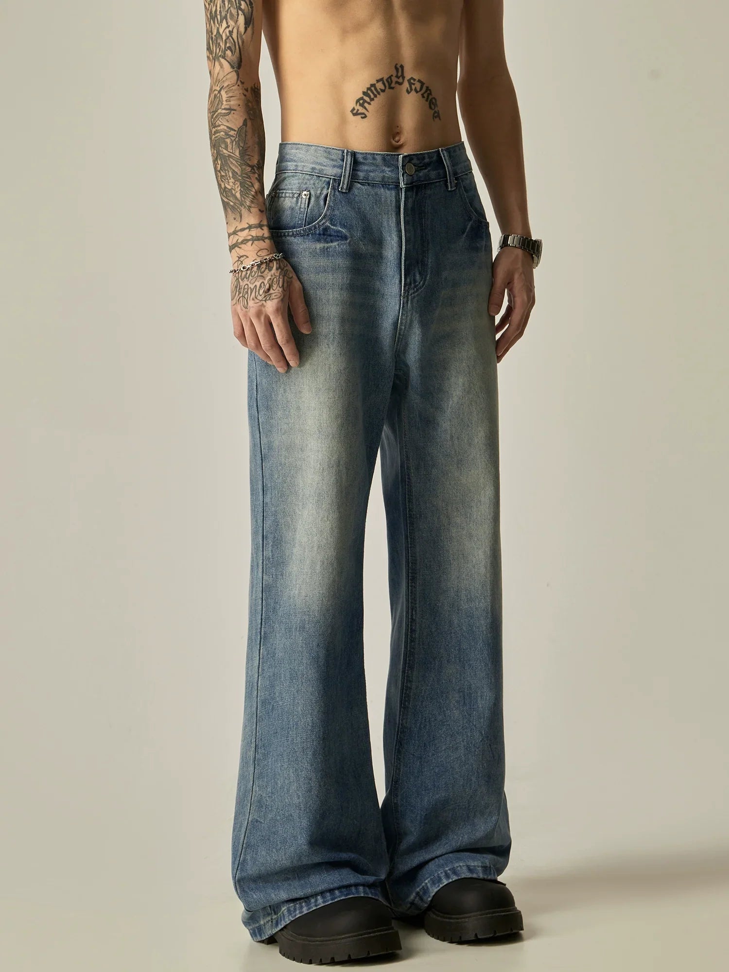 Retro High-Rise Flared Light Wash Jeans sneakershuborg