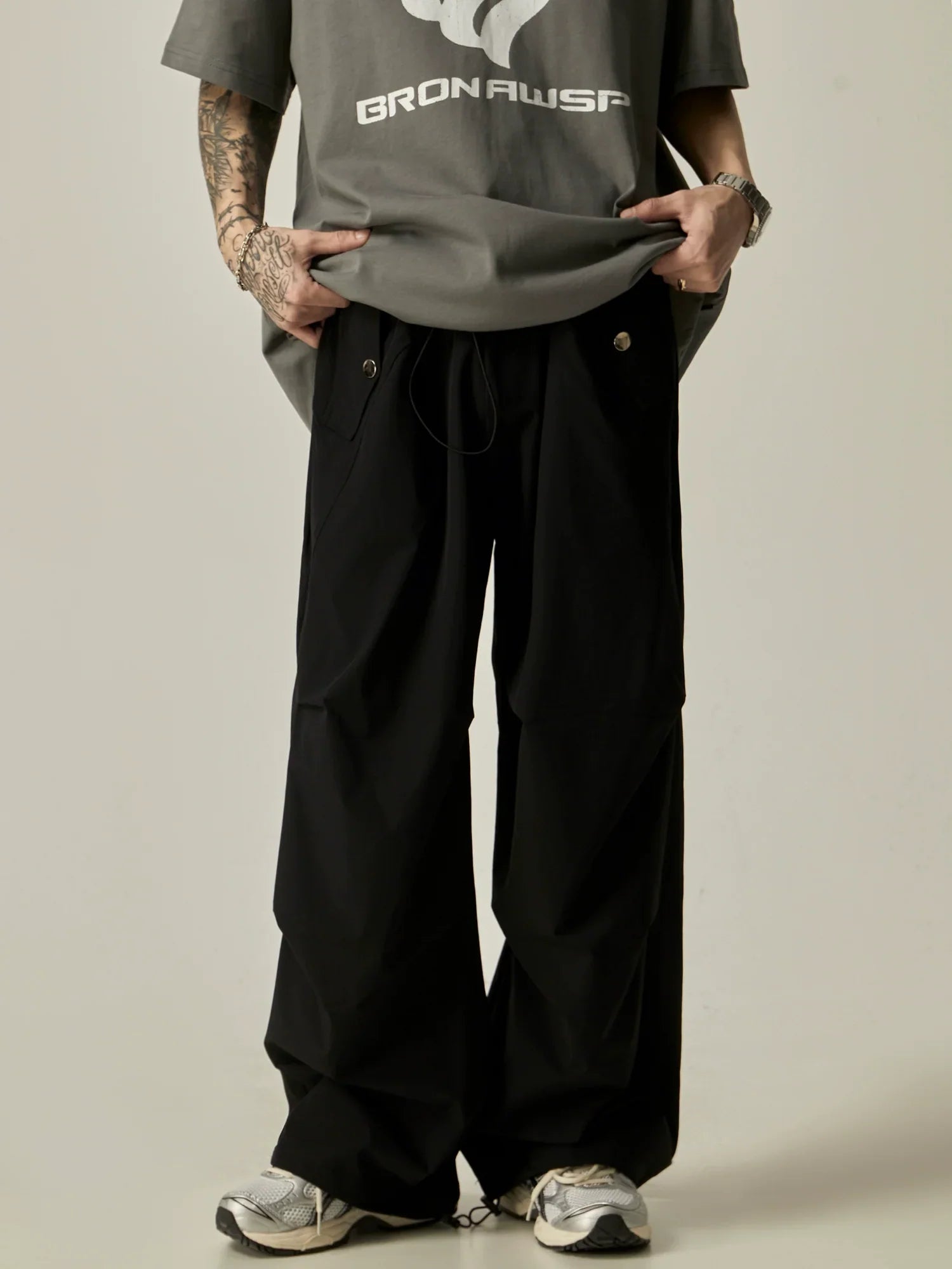 Wide-Leg Black Cargo Pants - Close-up View sneakershuborg