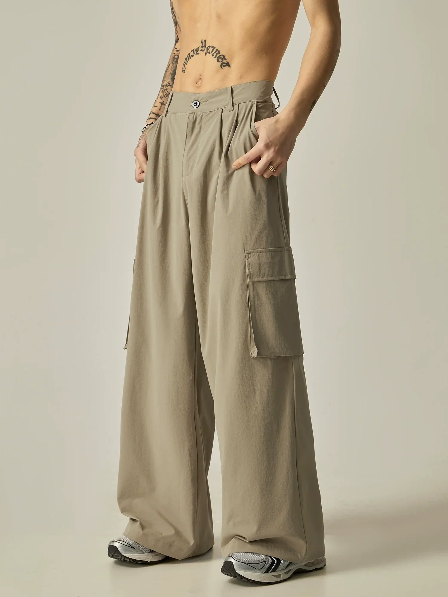 Wide-Leg Cargo Pants sneakershuborg