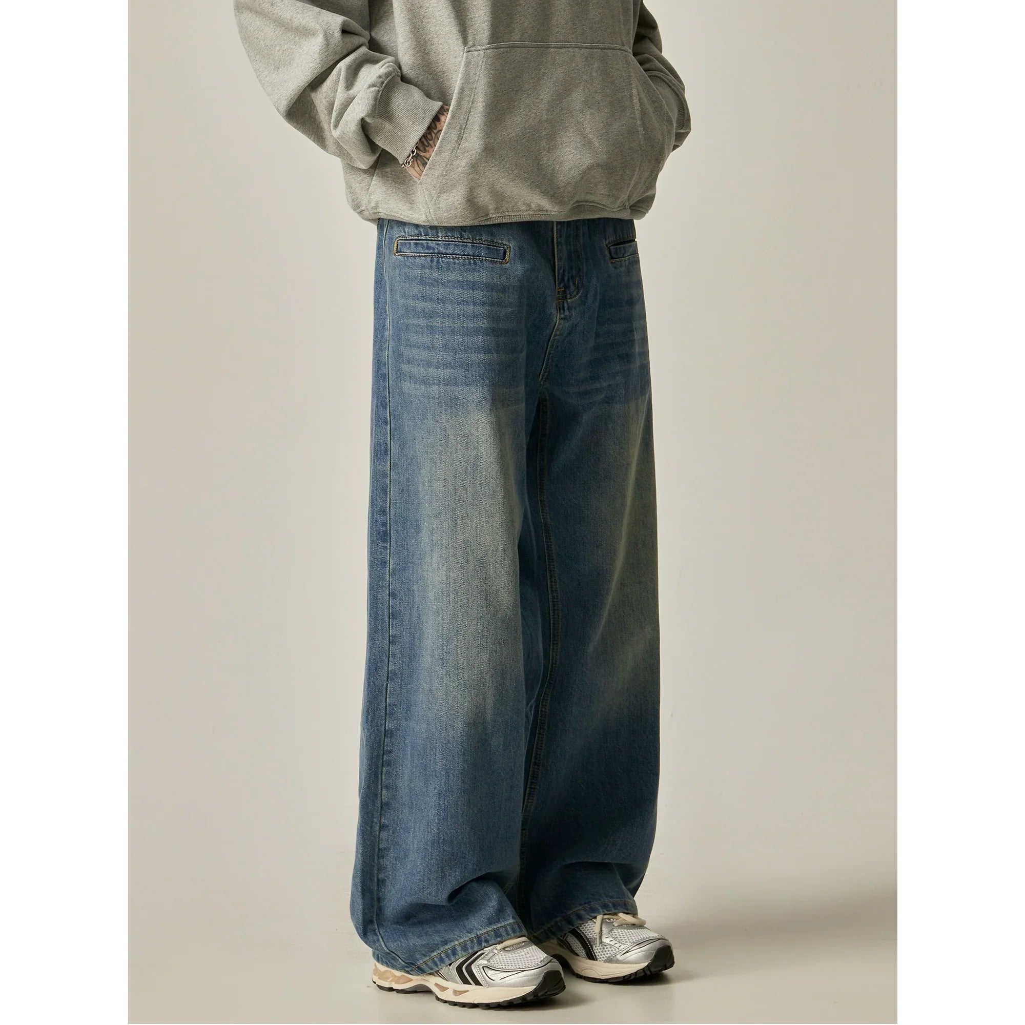 Wide-Leg Vintage Wash Carpenter-Style Jeans sneakershuborg