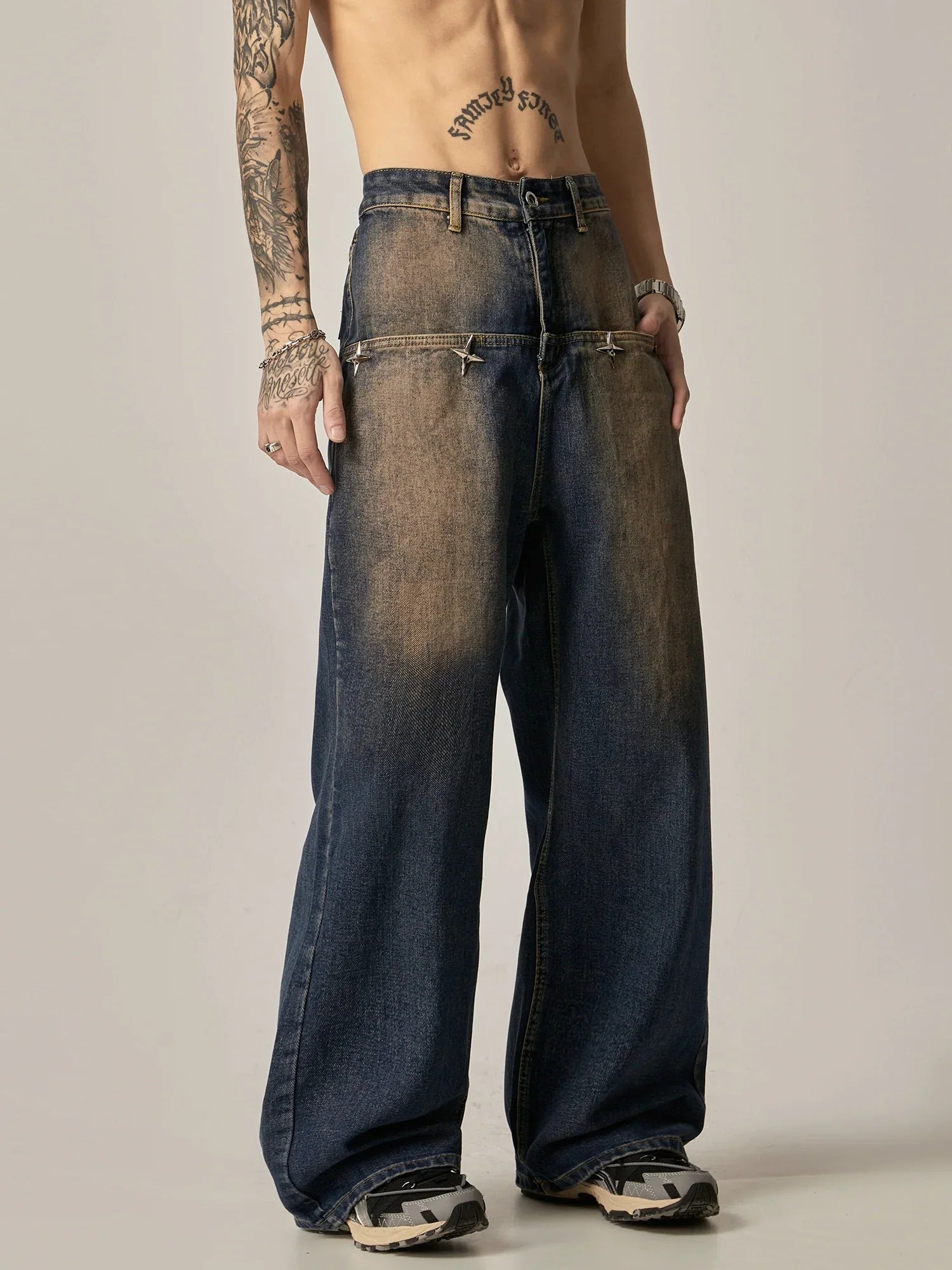 Wide-Leg Dark Denim Jeans with Star Studs sneakershuborg