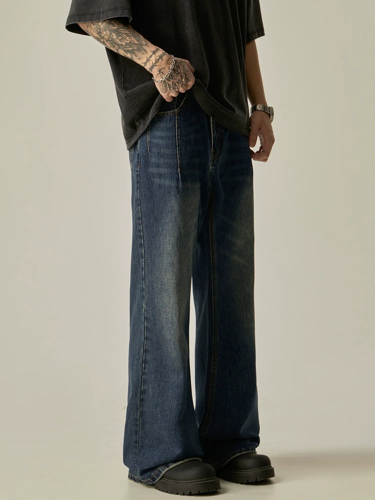 Vintage Wash Wide-Leg Flare Jeans sneakershuborg