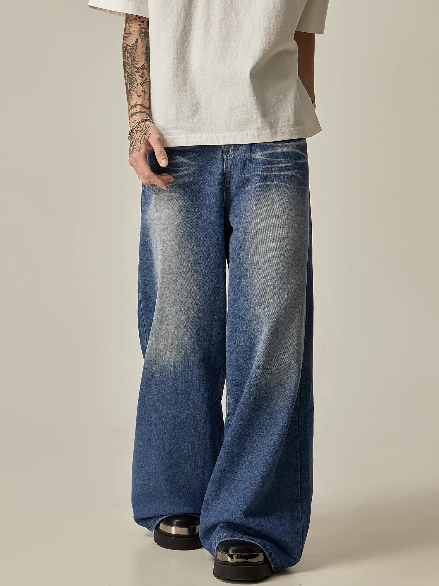 Wide-Leg Distressed Gradient Wash Denim Jeans sneakershuborg