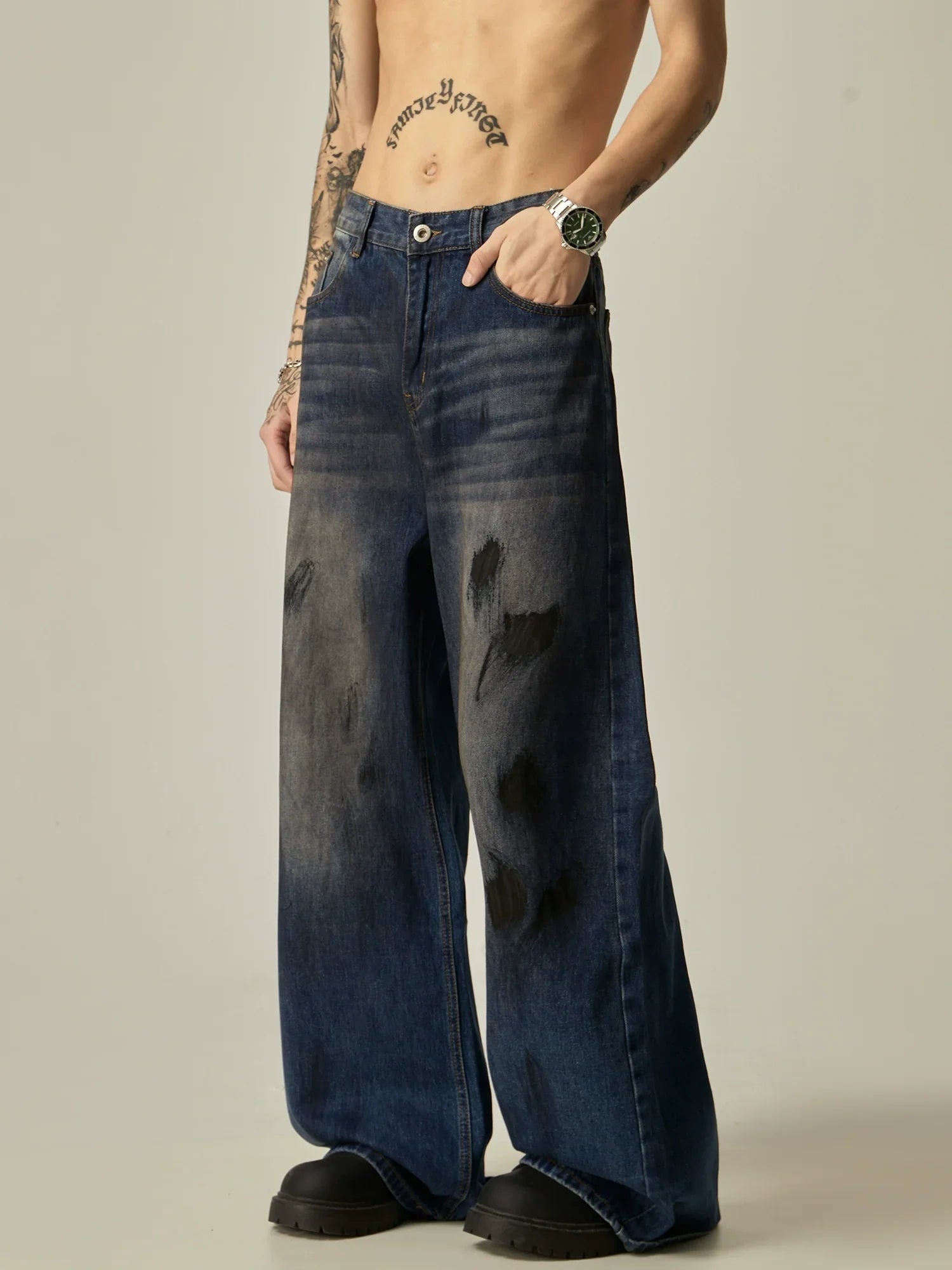 Wide-Leg Distressed Black Denim Jeans sneakershuborg