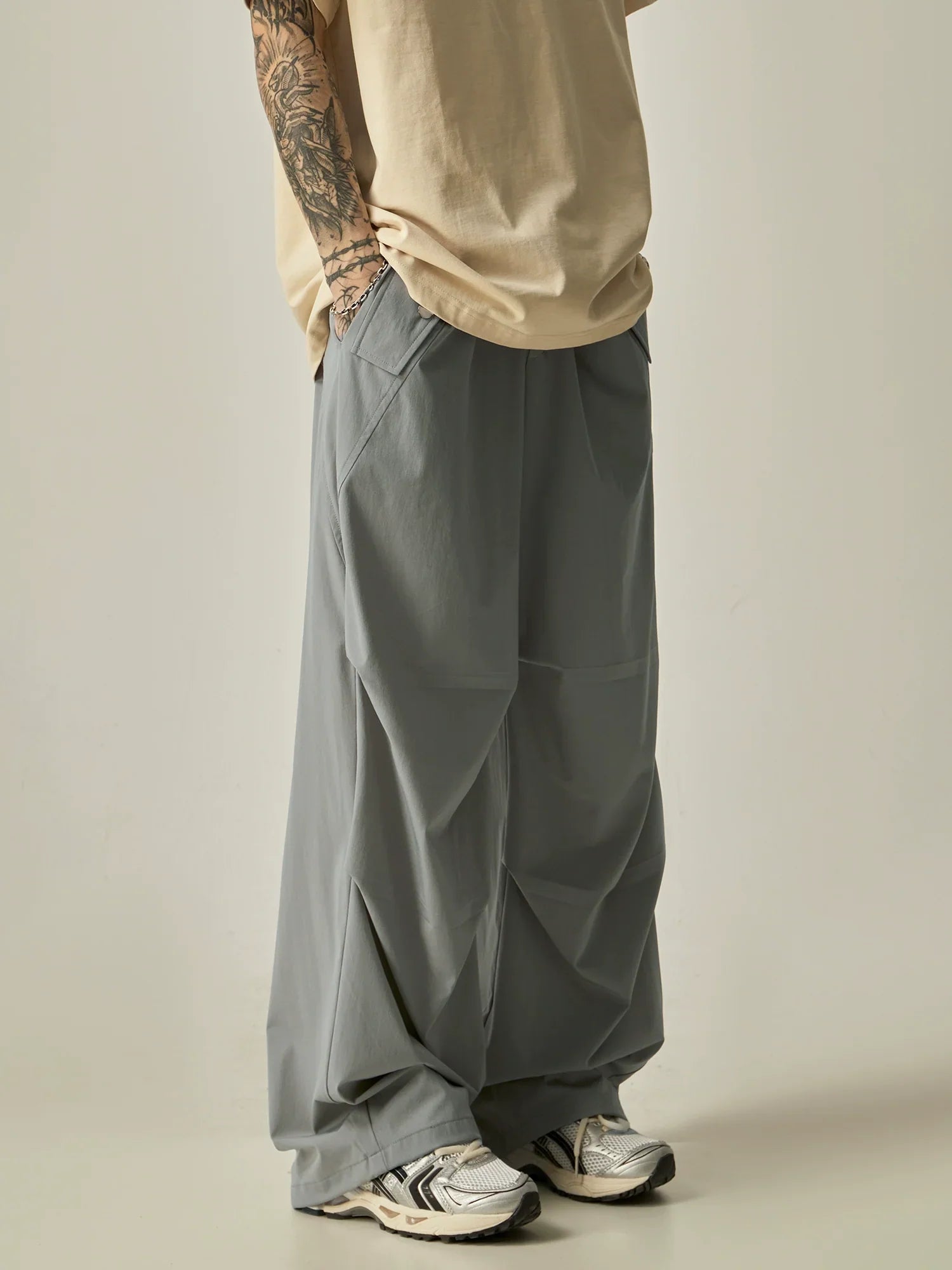 Wide-Leg Black Cargo Pants - Close-up View sneakershuborg