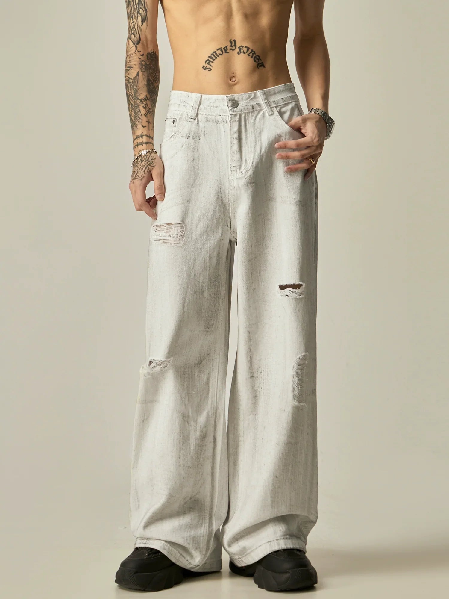 Distressed White Wide-Leg Denim Jeans sneakershuborg