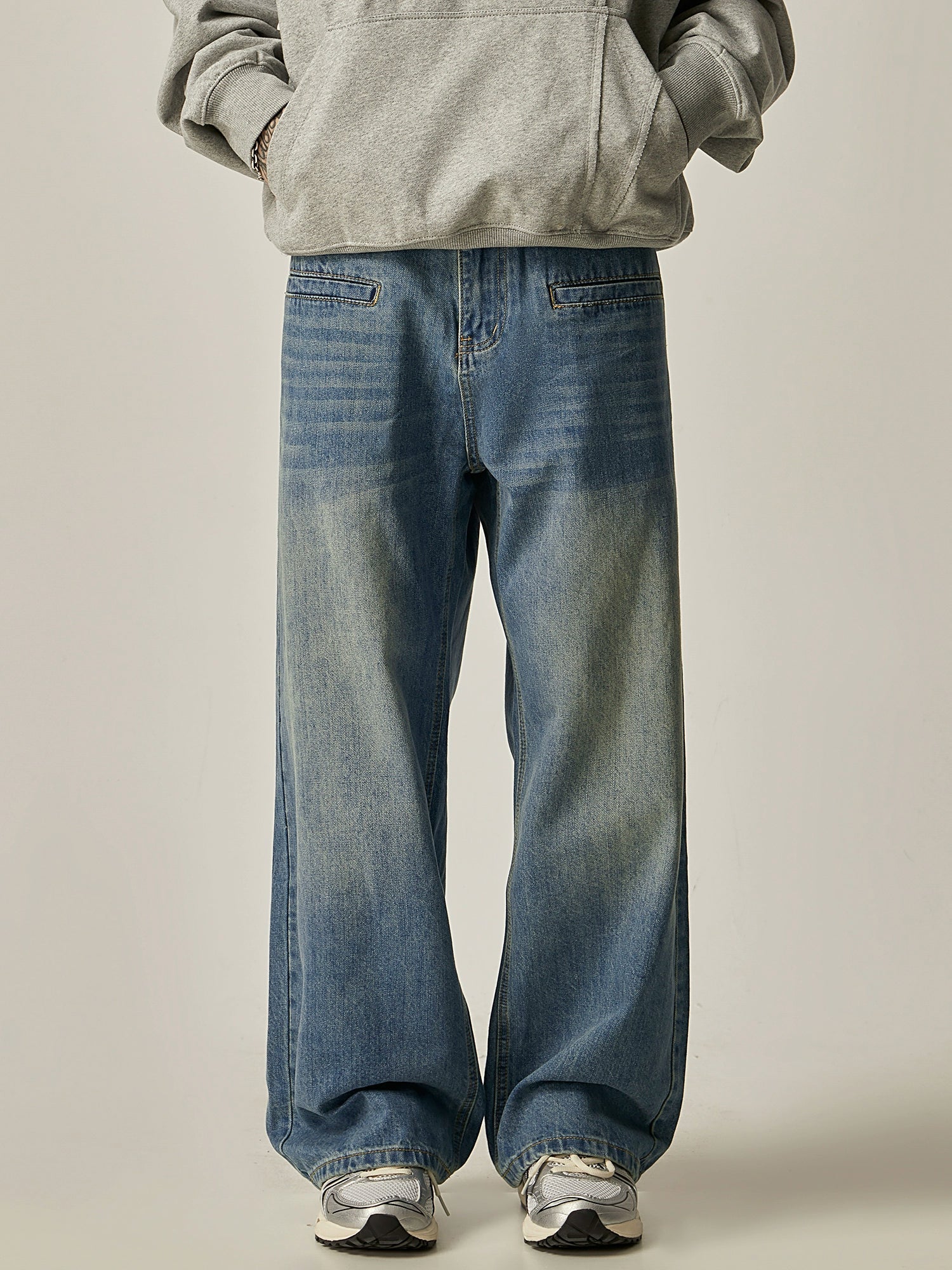 Wide-Leg Vintage Wash Carpenter-Style Jeans sneakershuborg