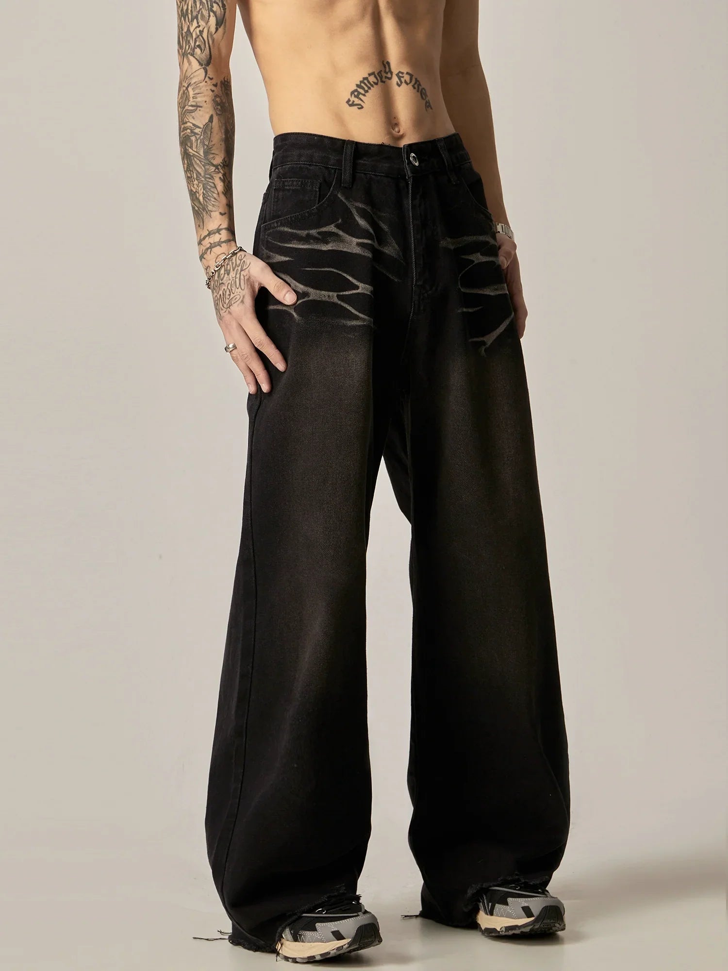 Wide-Leg Black Denim Jeans with Distressed Detail sneakershuborg