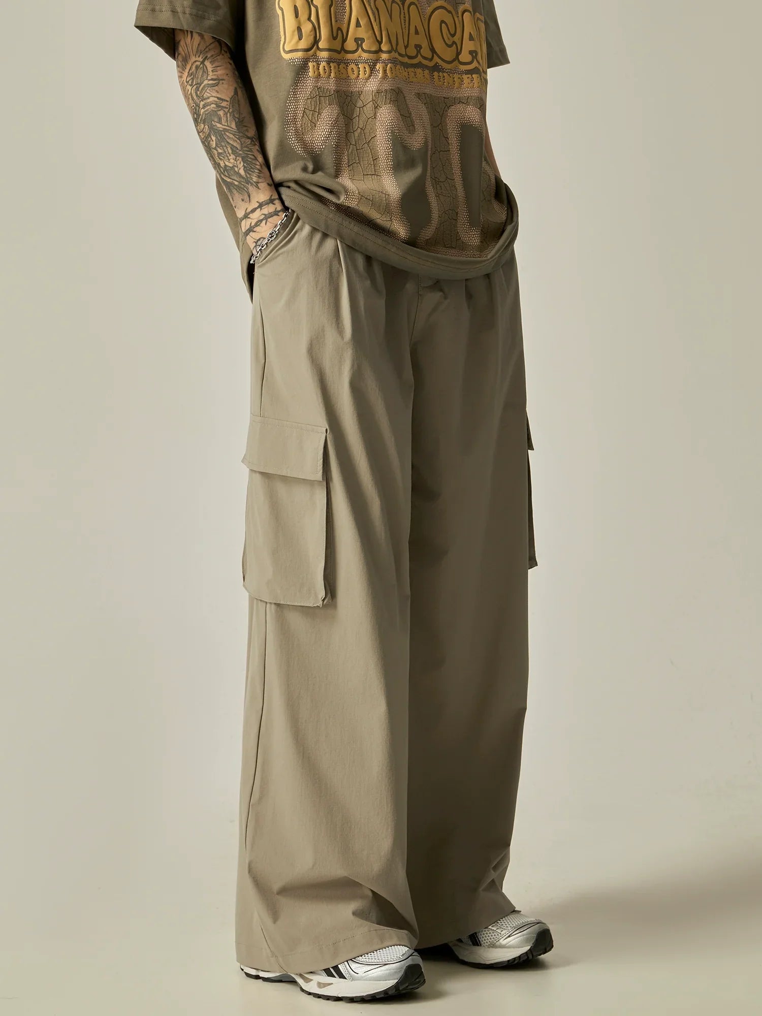 Wide-Leg Cargo Pants sneakershuborg