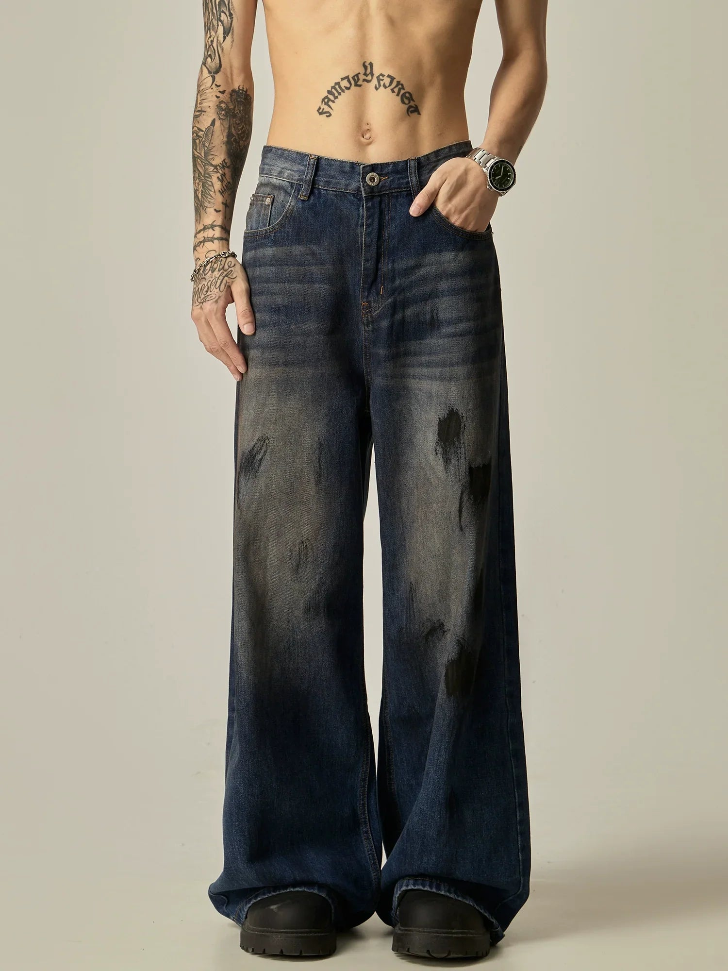 Wide-Leg Distressed Black Denim Jeans sneakershuborg