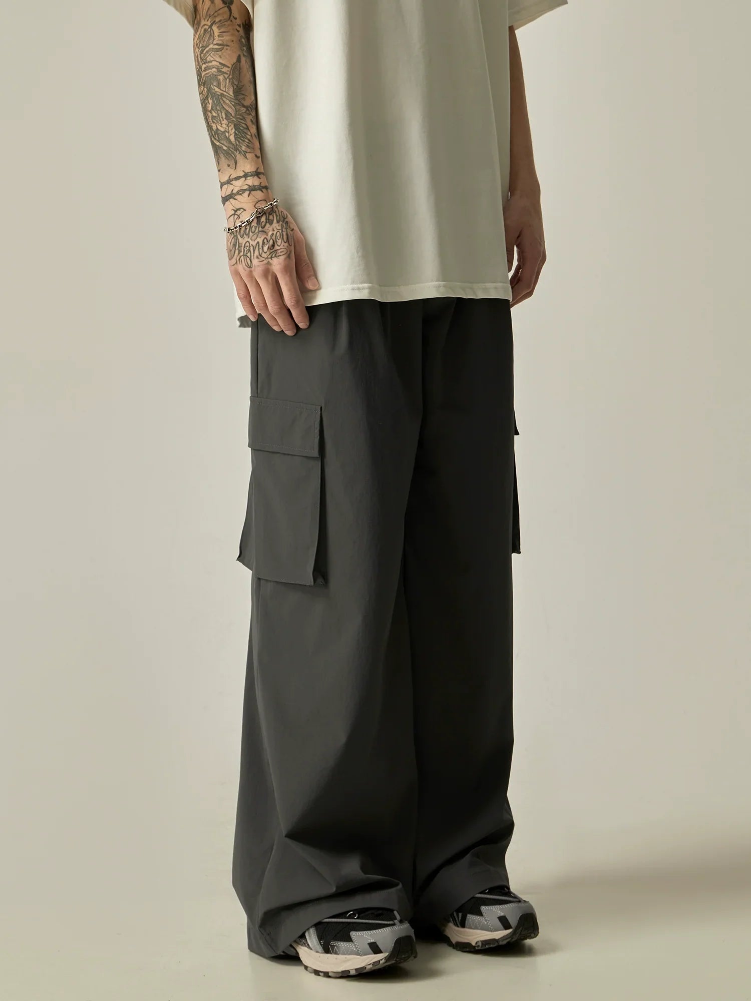 Wide-Leg Cargo Pants sneakershuborg